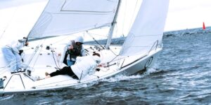 Imagem de equipe velejando - representando capacidade de adaptação, abertura às mudanças e resiliência