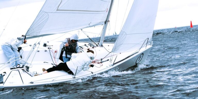 Imagem de equipe velejando - representando capacidade de adaptação, abertura às mudanças e resiliência