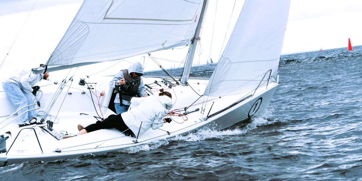 Imagem de equipe velejando - representando capacidade de adaptação, abertura às mudanças e resiliência
